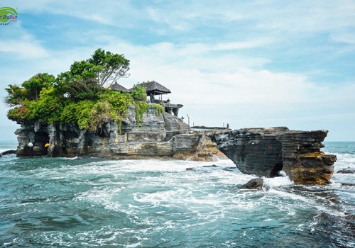 Tanah Lot - Ngôi đền nằm trọn trên khối đá giữa đại dương